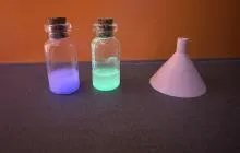 Glasfläschchen mit Leuchtpulver
